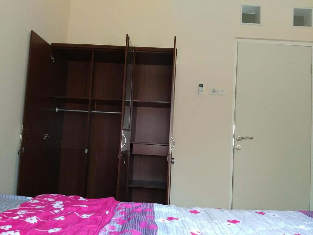 Jasmine Park Guest House Semarang Exterior foto